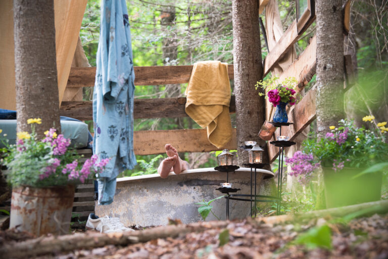 heathergrayphotographyvt outdoor tub toes 768x512